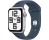 Apple Watch SE (2023) GPS 44mm Silver Aluminiumboett med Stormblå Sportband - M/L